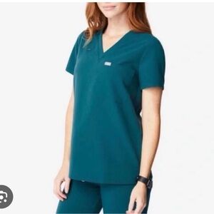 Figs brand scrub top size medium Catarina one pocket style in Caribbean Blue